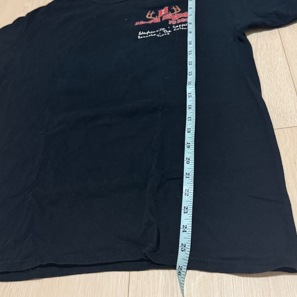 ✨ Texas Hard Eight Pit BBQ Black Graphic Tee with Red Design - Picture 5 of 5